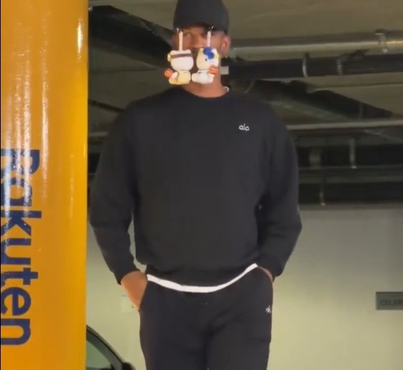 足球在线看免费直播-别人看不懂的时尚！巴特勒到场整活儿 帽子上挂了两个玩偶？