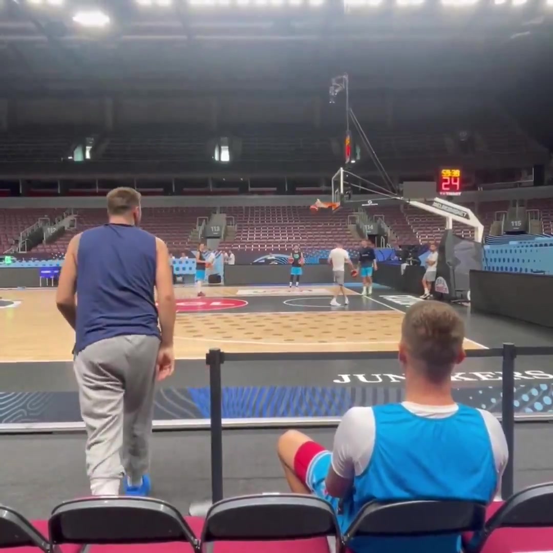 足球免费直播在线观看免费-各种玩儿！东契奇坐替补席命中超远三分后又在球员通道前投进三分